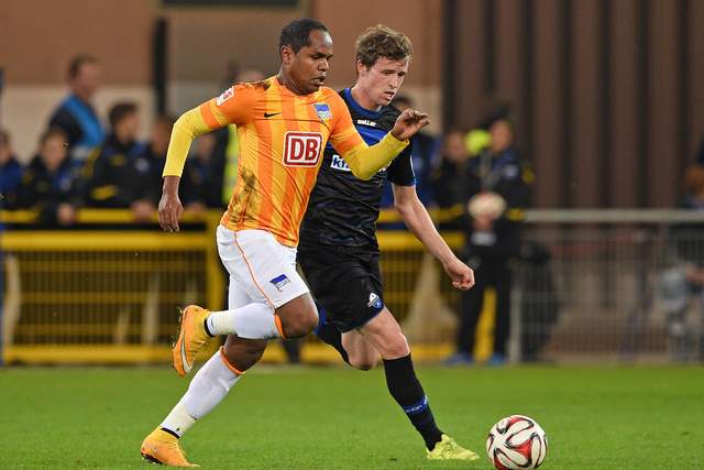 詹姆斯连4场三双浓眉40+12 湖人险胜马刺4连胜